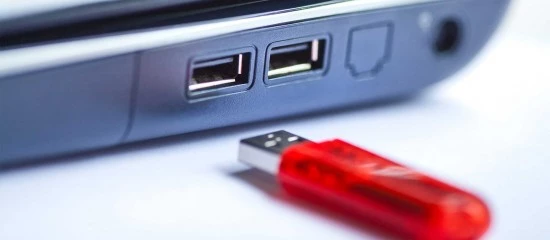 Clé USB non connectée : l’employeur peut-il librement la consulter ?
