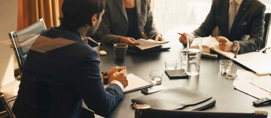 Administrateurs et mandataires judiciaires : précisions sur l’exercice en société
